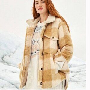 American Eagle Sherpa Teddy Shacket Plaid Tan Cream Cozy Jacket size Medium